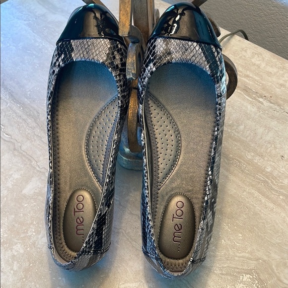 Me Too Size 9M Black and Gray snake skin Women's Flats with black accent toe - Picture 1 of 9
